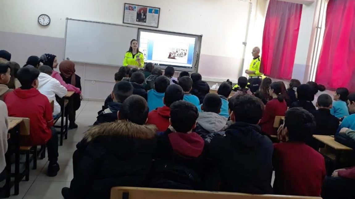 Bitlis Emniyet Müdürlüğünce Öğrencilerimize Yönelik Trafik Güvenliği Semineri Verildi
