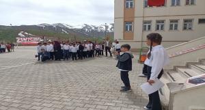 5. Sınıf Öğrencimiz Bilgehan APİŞin 23 Nisan Töreninde Atatürk Çocukları Adlı Şarkıyı Solo Olarak Seslendirmesi