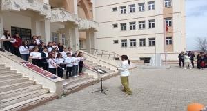 23 Nisan Töreninde müzik Öğretmenimiz Ravza CALP Eşliğinde Okul Koromuz